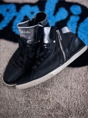 Diesel  Wmns High-Top Leather Sneakers with Silver Accents